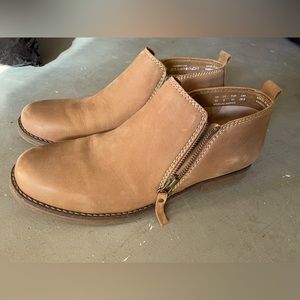 Size 11 Hush Puppy bootie, great condition